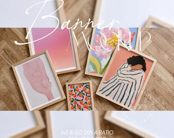 Könnte beinhalten: Eine Sammlung gerahmter Kunstdrucke mit verschiedenen Designs, darunter abstrakte Linien, Blumenmuster und eine Figur in gestreifter Kleidung. Die Rahmen sind aus hellem Holz, und die Drucke sind auf einer Holzoberfläche angeordnet. Der Text "Banner Mockup" und "4x5 & ISO DIN A RATIO" ist ebenfalls enthalten.
