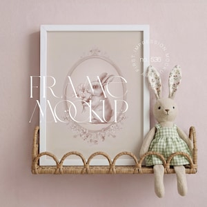 Vertikal ram PSD-mockup för vintagebarnrum 3x4 med smart objekt: Redigerbar väggkonstscen för babyrum