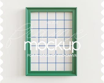 Puede incluir: Un marco de imagen verde con un patrón de cuadrícula blanca en el interior. El marco está en una pared blanca. El texto "no. 358" es visible en el marco. El texto "Frame Mockup for Photoshop and Canva" está debajo del marco.