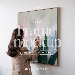 Gerahmte Leinwand Mockup Verhältnis 1:1, Leinwand Rahmen Mockup mit Person, Quadratische Leinwand Mockup, Person mit gerahmte Leinwand Vorlage, PSD Rahmen MockUp