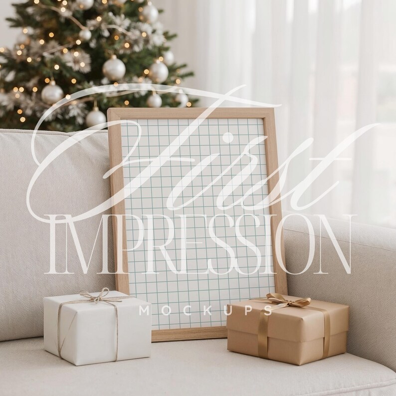 以下が含まれることがあります： 「First Impression Mockups」の文字が入った木製フレームのグリッドモックアップがベージュのソファに立てかけられています。白いギフトと茶色のギフトの2つがフレームの前にあります。背景には白いオーナメントのクリスマスツリーがあります。