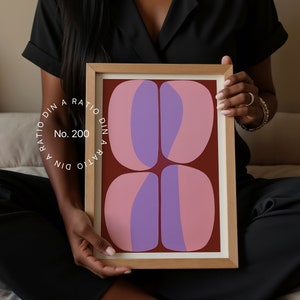 以下が含まれることがあります： ピンク、パープル、ブラウンの色合いで重なり合った形が特徴の幾何学的な抽象デザインが施された額装されたプリント。フレームは明るい木で、プリントのタイトルは「Ratio Din A No. 200」です。