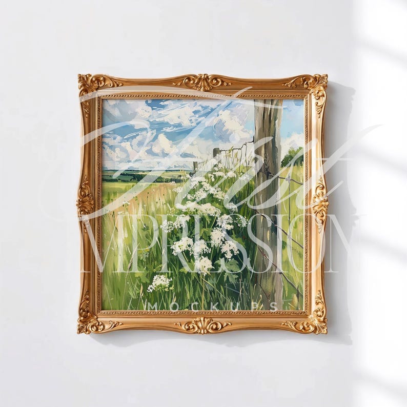 Puede incluir: Pintura de paisaje enmarcada con un marco dorado ornamentado. La obra representa un campo de hierba alta y verde y flores silvestres blancas, una valla de madera y un cielo azul con nubes blancas y esponjosas. La pintura es una maqueta.