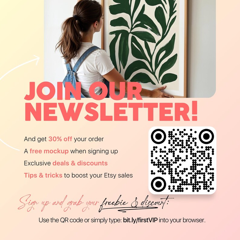 以下が含まれることがあります： ピンク色の「JOIN OUR NEWSLETTER！」というテキストが入ったプロモーション画像。画像にはQRコードと「ご注文の30％オフ、サインアップ時の無料モックアップ、限定セール＆割引、Etsyの売上を伸ばすためのヒントとコツ」というテキストが含まれています。
