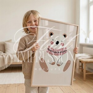 Kleinkind Kinderzimmer Mockup: Junge hält großen A1 A2 Bilderrahmen, Skandinavische Kinder Wand Kunst PSD Vorlage Bild 5