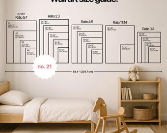 Könnte beinhalten: Eine Wandkunst-Größenübersicht mit verschiedenen rechteckigen Abmessungen in Zoll und Zentimetern. Der Leitfaden zeigt Verhältnisse wie 5:7, 2:3, 4:5, 11:14 und 3:4, mit Größen bis zu 24x36 Zoll (60x90cm). Eine Schlafzimmerszene mit Bett, Schaukelpferd und Regal.