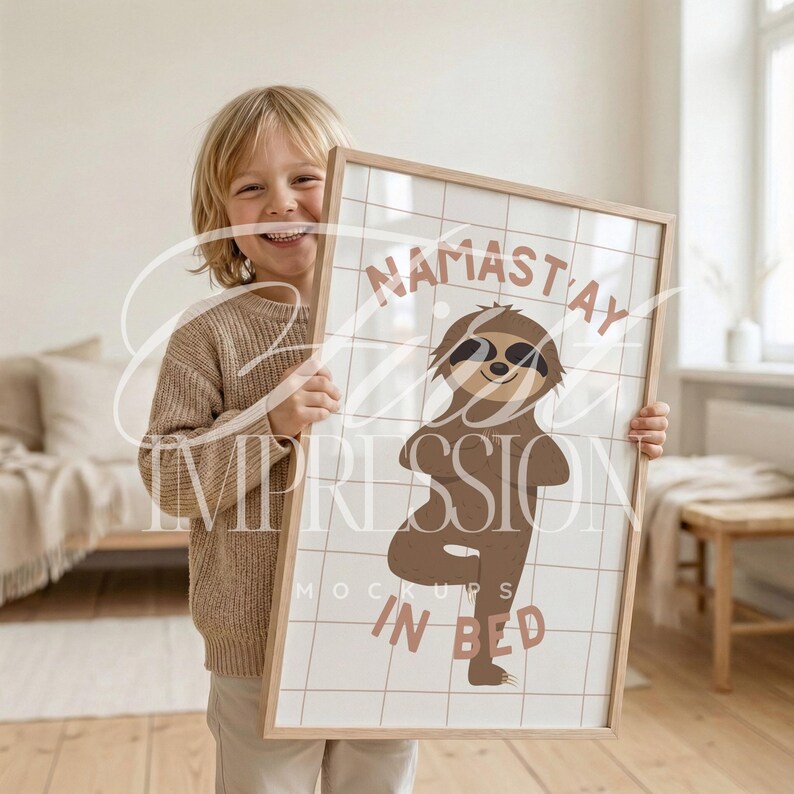 Kleinkind Kinderzimmer Mockup: Junge hält großen A1 A2 Bilderrahmen, Skandinavische Kinder Wand Kunst PSD Vorlage Bild 6