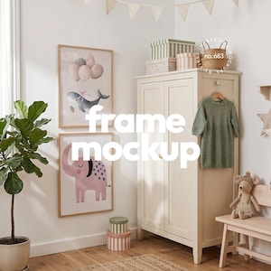 Op de afbeelding: Een kinderkamerinterieur met ingelijste kunstwerken, een kledingkast en decoratieve elementen. De kunstwerken tonen een walvis met ballonnen en een roze olifant. Een groene jurk hangt aan de kledingkast. De kamer bevat een bankje, een speelgoedmuis en gestreepte dozen.