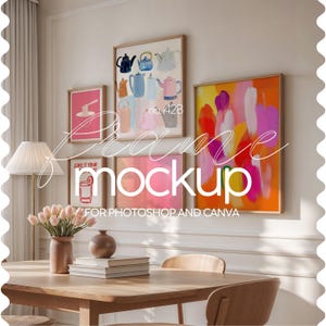 Op de afbeelding: Een mockup van een eetkamer met een houten tafel en stoelen. Er hangen vier ingelijste foto's aan de muur, één met een kleurrijk abstract ontwerp, één met een roze achtergrond en twee met een patroon van theepotten. De tekst "Frame Mockup for Photoshop and Canva" is onder de foto's afgedrukt.