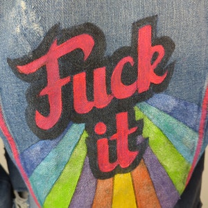 Jeansjacke Fuck it mit Regenbogen S/M Bild 5