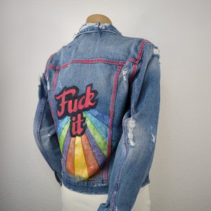 Jeansjacke Fuck it mit Regenbogen S/M Bild 3