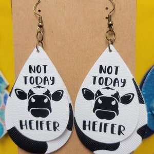 NOT TODAY HEIFER フェイクレザーイヤリング。もうおしまい？何かに飽きた？これはあなたのためのものです！金メッキ、銀メッキ、またはアンティークブロンズイヤリング