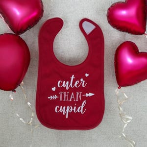 Babero para bebé Cuter Than Cupid con cierre de velcro