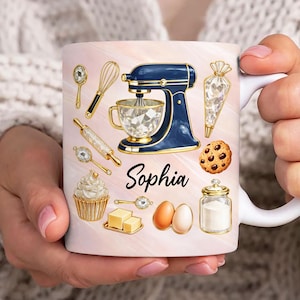 Puede incluir: Un juego de tres tazas de cerámica con un acabado mate moteado. Las tazas son de color crema, gris claro y gris oscuro. Cada taza tiene un diseño simple y moderno y un asa redondeada.