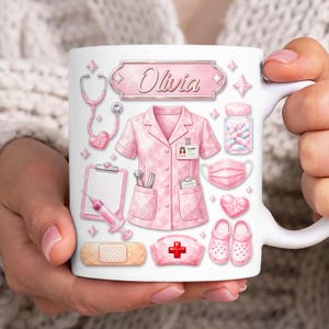 Puede incluir: Taza de cerámica blanca con un diseño rosa con temática de enfermera. El diseño incluye un estetoscopio, uniforme, mascarilla y el nombre "Olivia". La taza está decorada con varias ilustraciones médicas.