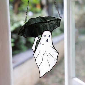 Glazen raam Halloween hangend, handgemaakt spookraamdecor, spookzonnevanger, glaskunst, glas-in-lood Halloween-spook, Halloween griezelig decor