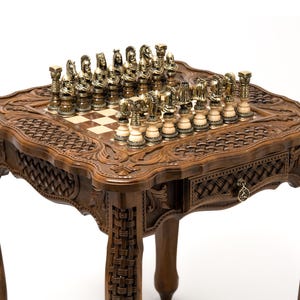 Mesa de ajedrez de lujo hecha a mano con piezas de bronce.