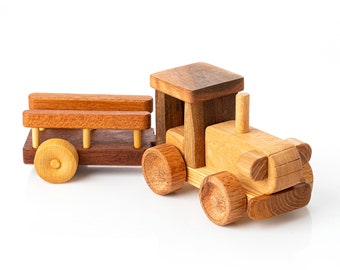 Personalisierter Holztraktor mit Anhänger: Handgefertigtes Walnussöl-Finish