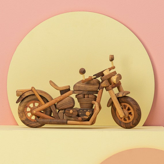 手作り木製バイクおもちゃ：パーソナライズされた木製バイクギフト