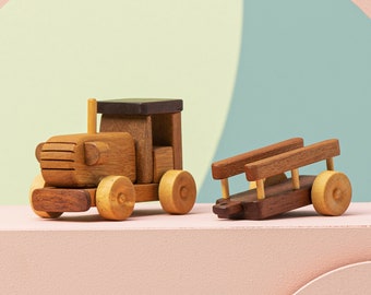 Handgefertigter Holztraktor mit Anhänger: Personalisierte Namensgravur