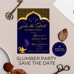 Op de afbeelding: Een blauwe en gouden save-the-date kaart voor een slaapfeestje. De kaart heeft een sierlijke boog met sterren en een genielamp. De tekst luidt "Save the Date Slumber Party Help us grant Kayla's Wish for a Magical Sleepover! April 6th Official invitation to follow!"