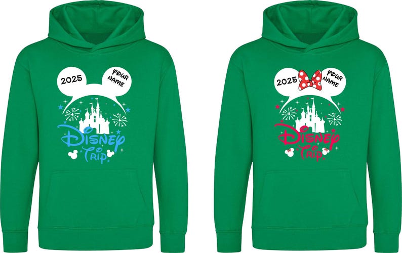 K&ouml;nnte beinhalten: Zwei gr&uuml;ne Kapuzenpullover mit einem Disney Trip-Design. Einer hat ein blaues Design, der andere ein rotes Design. Beide haben Mickey Mouse-Ohren mit dem Jahr 2025 und Platz f&uuml;r einen Namen. Das Design beinhaltet ein Schloss und Feuerwerk.