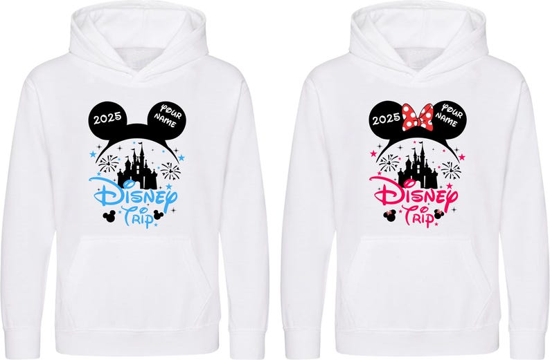 K&ouml;nnte beinhalten: Zwei wei&szlig;e Kapuzenpullover mit einem Disney Trip-Design. Einer hat ein blaues Design, der andere ein rosa Design. Beide zeigen ein Schloss, Feuerwerk und den Text "2025" und "Pour Name" in schwarzen Sprechblasen.