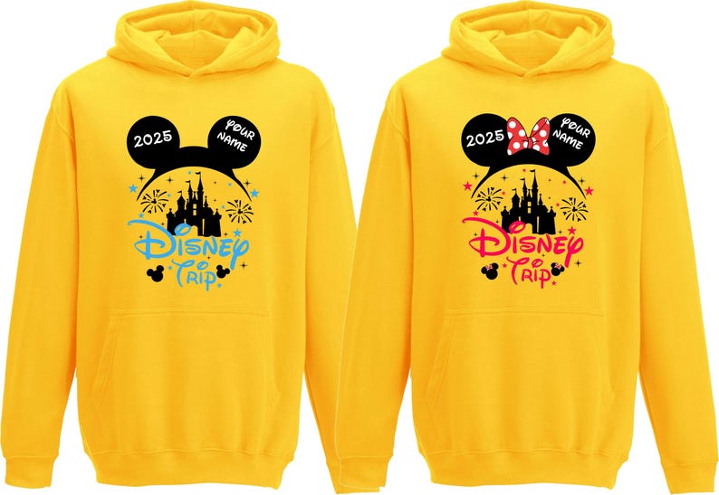 K&ouml;nnte beinhalten: Zwei gelbe Kapuzenpullover mit einem Disney Trip-Design. Einer zeigt eine schwarze Mickey Mouse-Ohren-Silhouette mit dem Text "2025" und "Your Name". Der andere hat eine Minnie Mouse-Schleife und denselben Text. Beide haben eine Schlossgrafik.
