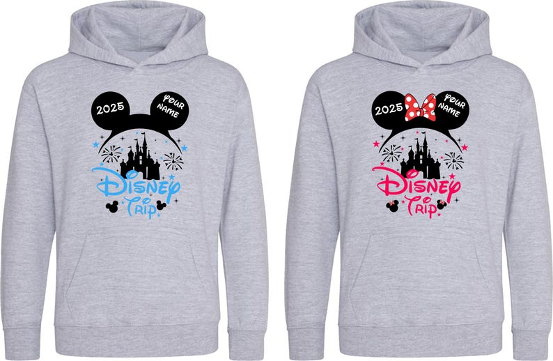 K&ouml;nnte beinhalten: Zwei hellgraue Kapuzenpullover mit Disney-Motiven. Einer hat blauen Text und eine schwarze Silhouette von Mickey Mouse-Ohren mit "2025" und "Your Name". Der andere hat rosa Text und eine Minnie Mouse-Schleife.