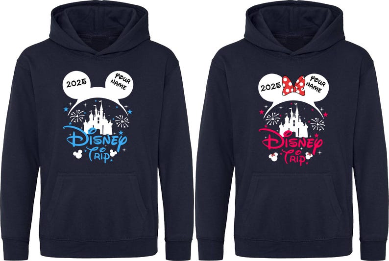 K&ouml;nnte beinhalten: Marineblaue Kapuzenpullover mit einem Disney Trip-Design. Einer hat ein blaues Design, der andere ein rosa Design mit einer roten Schleife. Beide haben eine Schlossgrafik, das Jahr 2025 und Platz f&uuml;r einen Namen.