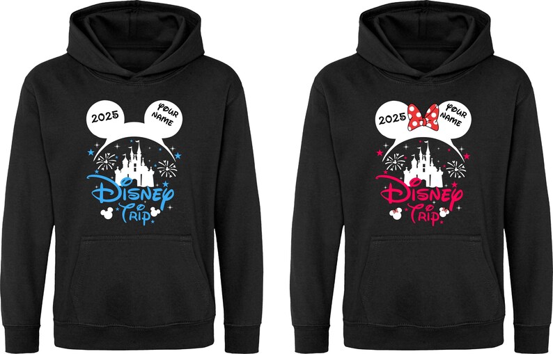 K&ouml;nnte beinhalten: Schwarze Kapuzenpullover mit einem Disney Trip-Design. Einer hat blauen Text und Akzente, der andere rosa. Beide haben eine Schlossgrafik, Mickey Mouse Ohren und das Jahr 2025. Das Design beinhaltet Platz f&uuml;r einen Namen.