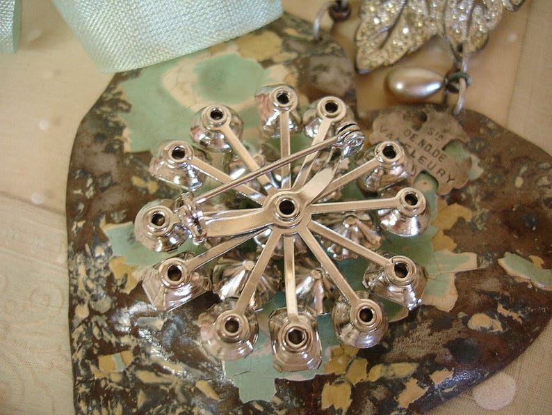 vintage clear rhinestone brooch mid century unmarked beauty brilliant prong set octagons and rounds image 4
