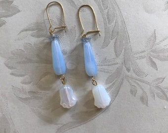 Blaue Gossamer Ohrringe, elegante Ohrringe, hellblau und weiß Ohrringe, Sommer Schmuck