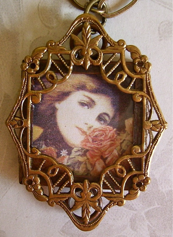 La Belle Dame Avec Fleur (deco), Vintage Brass Pendant Necklace