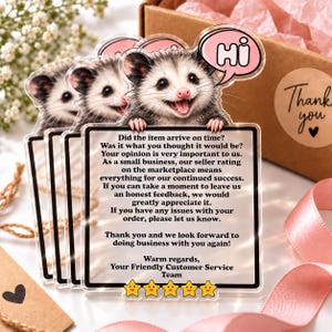 Op de afbeelding: Een stapel doorzichtige acrylikaarten met een cartoon-opossum en een roze tekstballon met de tekst Hi. De kaarten bevatten gedrukte tekst voor klantfeedback en vijf gele sterren aan de onderkant, omlijnd met een zwarte rand.