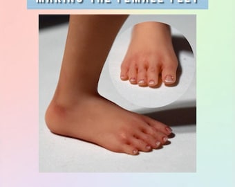Könnte beinhalten: Nahaufnahme eines modellierten Fußes mit lackierten Zehen. Der Fuß ist aus einem realistischen hautfarbenen Material gefertigt. Die Bildunterschrift lautet "Making the Female Feet" und "Angels by Noemi".