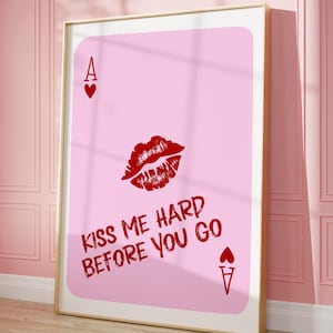 Kiss Me Hard Before You Go print, kus muurkunst, retro speelkaart print, roze trendy muurkunst, kaart poster, appartement esthetiek, liefdescadeau
