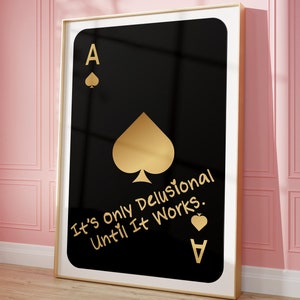 It's Only Delusional Until It Works-print, retro speelkaartprint, preppy trendy muurkunst, zwart-gouden kaartposter, esthetiek appartement