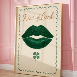 Kiss of Luck-print, groene poster, speelkaart, trendy muurkunst, kaartposter, kaartposter, esthetiek appartement, afdrukbare muurkunst, preppy liefdesposter, speelkaart