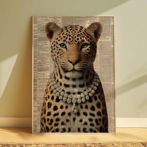 Può includere: Primo piano di un leopardo con un grande collier di diamanti. Il leopardo guarda direttamente lo spettatore. Lo sfondo è una stampa di giornale.