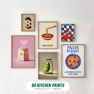 Könnte beinhalten: Ein Set mit 6 Küchenprints mit verschiedenen Essens-Illustrationen. Die Prints sind in Gold gerahmt und haben einen weißen Hintergrund. Die Prints beinhalten eine Schüssel Nudeln mit dem Text "SEND NOODS", ein Glas mit Gurken und einem Gurken-Charakter, einen Teller Pasta mit dem Text "PASTA NIGHT CONSUMED DAILY 6PM-10PM", eine Tüte Brot, einen Teller Donuts und einen karierten Hintergrund mit Tomaten.