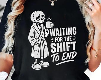 Camiseta de esqueleto con la frase "Esperando a que termine el turno", camiseta divertida gótica de Halloween, sudadera con capucha de humor negro, sudadera sarcástica, regalo espeluznante.