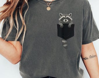 Camiseta con estampado de mapache (no es un bolsillo real, solo un estampado), camiseta con divertido gráfico de animales.