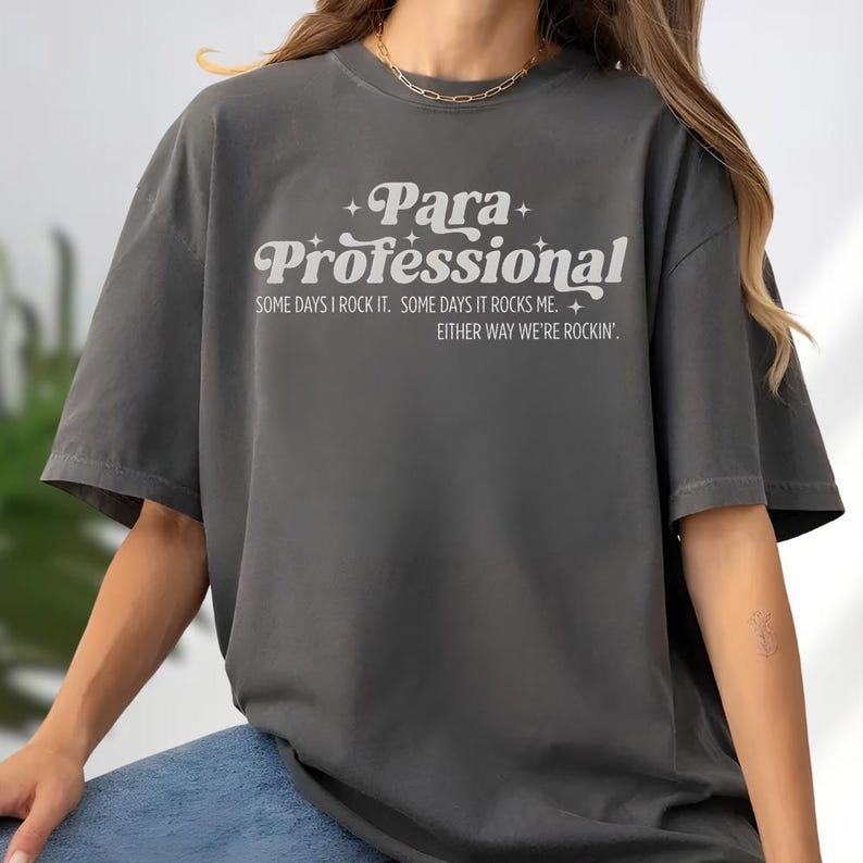 A person wearing a gray t-shirt with the text "Para Professional" printed on it.