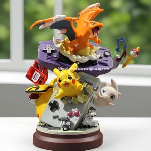 Könnte beinhalten: Eine farbenfrohe, mehrschichtige Figur mit beliebten Pokémon-Charakteren wie Glurak, Pikachu und Evoli. Die Figur ist aus Kunststoff und enthält verschiedene Nintendo-Spielkonsolen und Zubehör, darunter einen Game Boy Color, einen Game Boy Advance und einen Nintendo 64-Controller. Die Figur ist eine nostalgische Hommage an die Pokémon- und Nintendo-Gaming-Franchises.