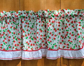 Fun kitschy strawberry print valance with rickrack-trimmed ruffle...FREE SHIPPING!