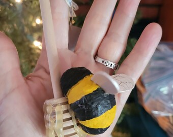 Adorno de madera para cucharón de miel con abeja hecha a mano