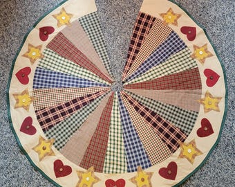 Falda navideña rústica para árbol de Navidad con apliques de corazones, estrellas y botones vintage. ENVÍO GRATIS.