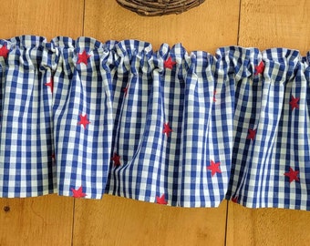 Valance patriótico de gingham azul con estrellas rojas