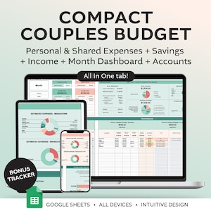 Op de afbeelding: Een digitale budgetspreadsheet-sjabloon voor koppels, weergegeven op een laptop, tablet en telefoon. De sjabloon bevat secties voor persoonlijke en gedeelde uitgaven, besparingen, inkomsten, een maandelijks dashboard en rekeningen. De tekst "COMPACT COUPLES BUDGET" wordt bovenaan de afbeelding weergegeven. De tekst "All In One tab!" wordt onder de titel weergegeven. De tekst "GOOGLE SHEETS ALL DEVICES INTUITIVE DESIGN" wordt onderaan de afbeelding weergegeven.